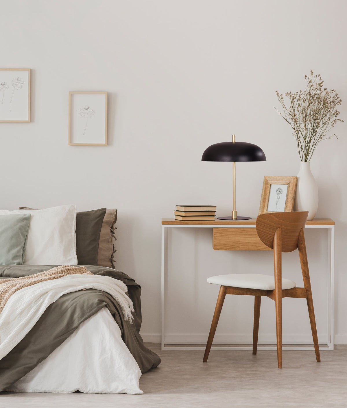 Paraguas Interior Black Dome Shade with Brass Rod Table Lamp